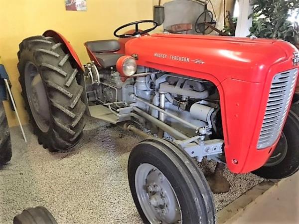 Veterantraktor - Massey Ferguson - 35. 1958. Bensin. 12 v. Blästrad samt lackad. Väl fungerande. Sta...